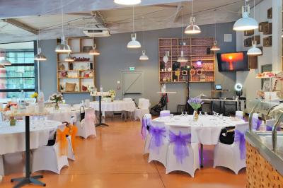 Façade d'un restaurant moderne avec terrasse, grandes baies vitrées et enseigne ’Restaurant Le Bon Plan’.