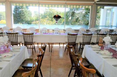 Miniature Location salle Ergué-Gabéric (Finistère) - L’Orée du Bois #2 Vue sur un jardin avec des arbres, une maison blanche et un paysage de campagne sous un ciel nuageux.