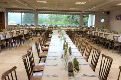 Miniature Location salle Ergué-Gabéric (Finistère) - L’Orée du Bois #3 Vue sur un jardin avec des arbres, une maison blanche et un paysage de campagne sous un ciel nuageux.