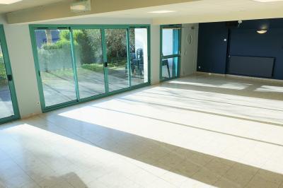 Miniature Location salle Ergué-Gabéric (Finistère) - L’Orée du Bois #6 Vue sur un jardin avec des arbres, une maison blanche et un paysage de campagne sous un ciel nuageux.