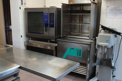 Miniature Location salle Ergué-Gabéric (Finistère) - L’Orée du Bois #12 Vue sur un jardin avec des arbres, une maison blanche et un paysage de campagne sous un ciel nuageux.