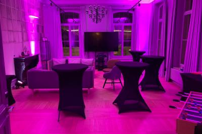 Un coussin jaune sur un lit blanc avec une pancarte suspendue indiquant un message écologique.