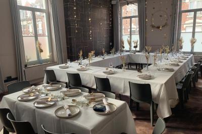 Un coussin jaune sur un lit blanc avec une pancarte suspendue indiquant un message écologique.