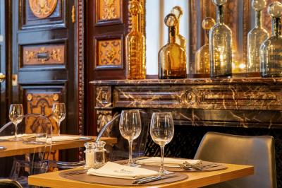 Un coussin jaune sur un lit blanc avec une pancarte suspendue indiquant un message écologique.