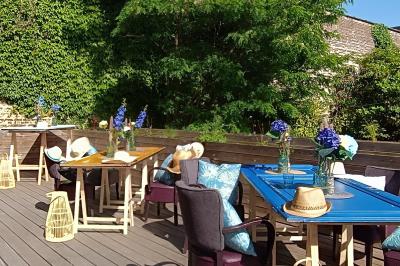 Un coussin jaune sur un lit blanc avec une pancarte suspendue indiquant un message écologique.