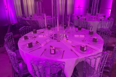 Un coussin jaune sur un lit blanc avec une pancarte suspendue indiquant un message écologique.