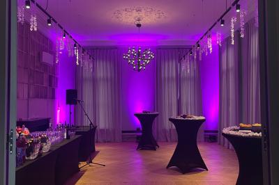 Un coussin jaune sur un lit blanc avec une pancarte suspendue indiquant un message écologique.