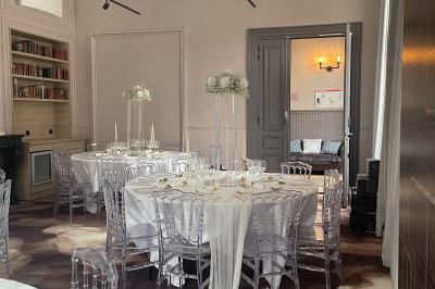 Un coussin jaune sur un lit blanc avec une pancarte suspendue indiquant un message écologique.