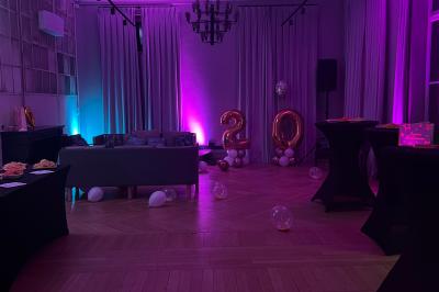 Un coussin jaune sur un lit blanc avec une pancarte suspendue indiquant un message écologique.