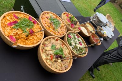 Un coussin jaune sur un lit blanc avec une pancarte suspendue indiquant un message écologique.