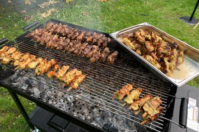 Un coussin jaune sur un lit blanc avec une pancarte suspendue indiquant un message écologique.