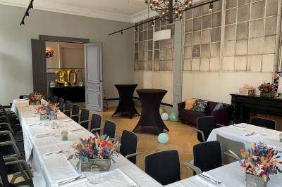 Un coussin jaune sur un lit blanc avec une pancarte suspendue indiquant un message écologique.