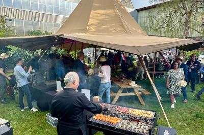 Un coussin jaune sur un lit blanc avec une pancarte suspendue indiquant un message écologique.