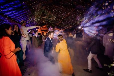 Salle de bain lumineuse avec baignoire moderne, échelle en bois, miroir incliné et double vasque sur meuble blanc.