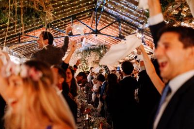 Salle de bain lumineuse avec baignoire moderne, échelle en bois, miroir incliné et double vasque sur meuble blanc.