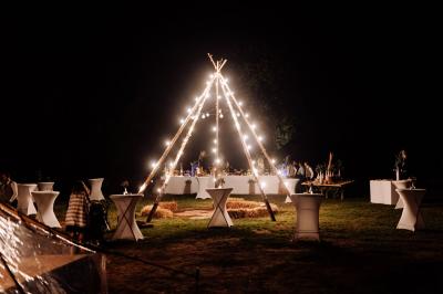 Salle de bain lumineuse avec baignoire moderne, échelle en bois, miroir incliné et double vasque sur meuble blanc.