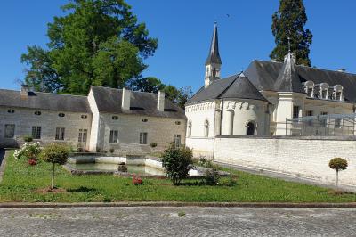 Miniature Location salle Assay (Indre-et-Loire) - Chateau de Basché #2 Image d'un château avec guirlandes lumineuses, un couple de mariés dans la cour et une salle de réception décorée.