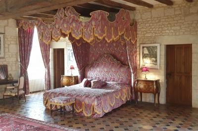 Miniature Location salle Assay (Indre-et-Loire) - Chateau de Basché #8 Image d'un château avec guirlandes lumineuses, un couple de mariés dans la cour et une salle de réception décorée.