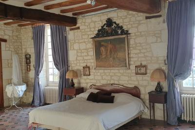 Miniature Location salle Assay (Indre-et-Loire) - Chateau de Basché #9 Image d'un château avec guirlandes lumineuses, un couple de mariés dans la cour et une salle de réception décorée.