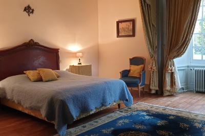 Miniature Location salle Assay (Indre-et-Loire) - Chateau de Basché #10 Image d'un château avec guirlandes lumineuses, un couple de mariés dans la cour et une salle de réception décorée.