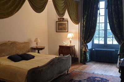 Miniature Location salle Assay (Indre-et-Loire) - Chateau de Basché #11 Image d'un château avec guirlandes lumineuses, un couple de mariés dans la cour et une salle de réception décorée.