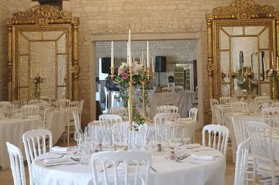 Miniature Location salle Assay (Indre-et-Loire) - Chateau de Basché #3 Image d'un château avec guirlandes lumineuses, un couple de mariés dans la cour et une salle de réception décorée.