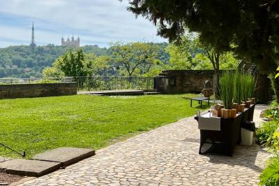 Vue nocturne d'un événement en plein air avec des stands sous une tente éclairée et des participants rassemblés.