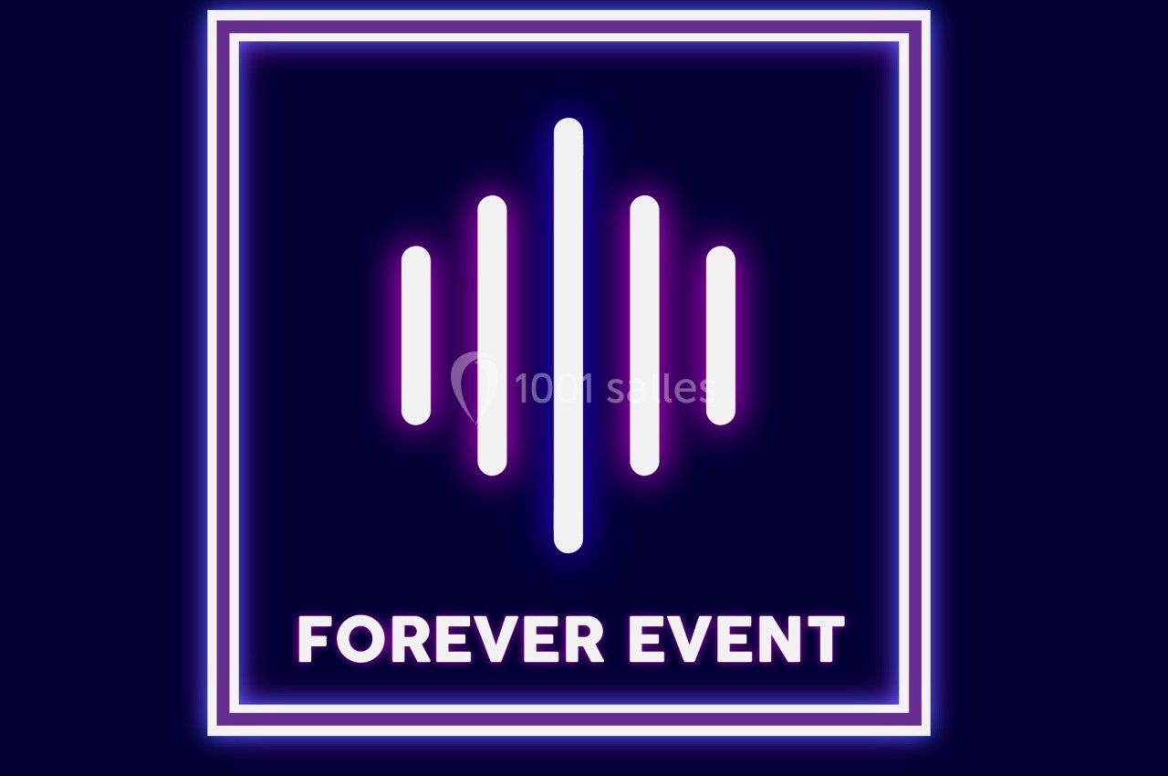 Logo avec des barres lumineuses violettes et blanches stylisées au centre, accompagné du texte ’Forever Event’.