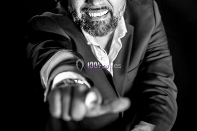 Salle de réception avec piste de danse, éclairage violet, équipement audio et décoration florale.