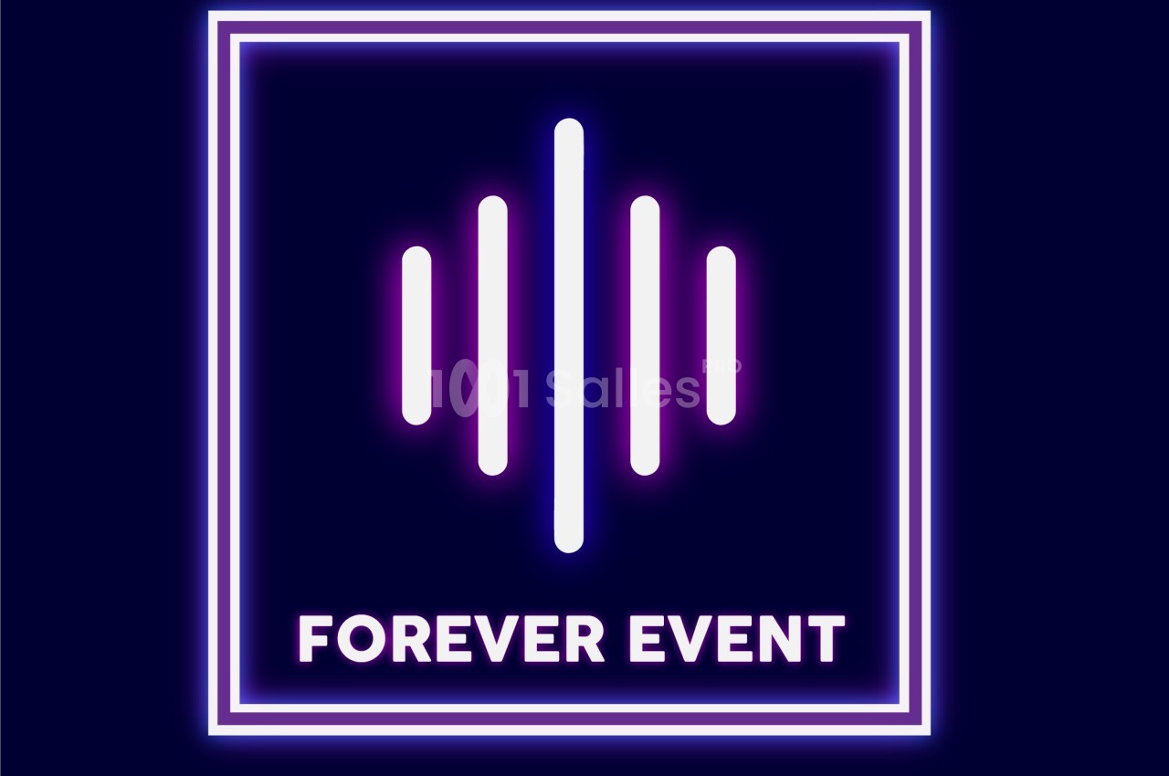 Logo avec des barres verticales lumineuses et le texte ’Forever Event’ encadré, sur fond bleu foncé.