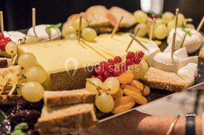 Atelier culinaire avec préparation de sushis et makis, ingrédients frais et ustensiles disposés sur une table.