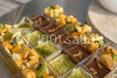Atelier culinaire avec préparation de sushis et makis, ingrédients frais et ustensiles disposés sur une table.