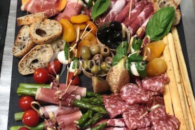 Atelier culinaire avec préparation de sushis et makis, ingrédients frais et ustensiles disposés sur une table.