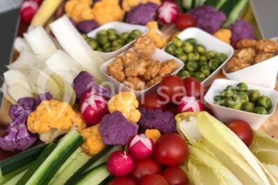 Atelier culinaire avec préparation de sushis et makis, ingrédients frais et ustensiles disposés sur une table.