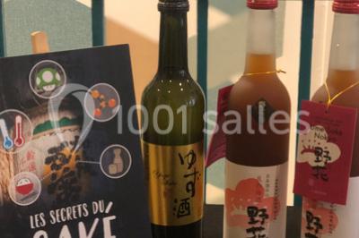 Atelier culinaire avec préparation de sushis et makis, ingrédients frais et ustensiles disposés sur une table.