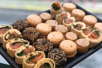 Atelier culinaire avec préparation de sushis et makis, ingrédients frais et ustensiles disposés sur une table.