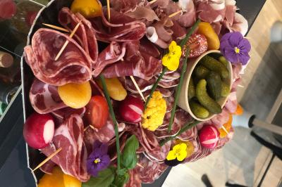 Atelier culinaire avec préparation de sushis et makis, ingrédients frais et ustensiles disposés sur une table.