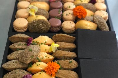 Atelier culinaire avec préparation de sushis et makis, ingrédients frais et ustensiles disposés sur une table.