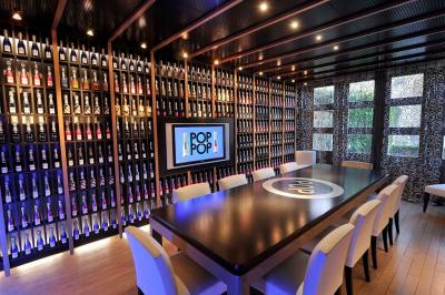 Table élégamment dressée avec vaisselle à motifs bleus, bouquet de fleurs au centre, dans une salle lumineuse et raffinée.