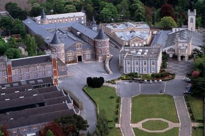 Table élégamment dressée avec vaisselle à motifs bleus, bouquet de fleurs au centre, dans une salle lumineuse et raffinée.