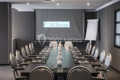 Chambre lumineuse avec lit double, papier peint à motifs de flamants roses, mobilier moderne et télévision murale.