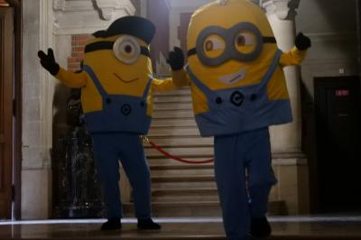 Un DJ mixe sur scène dans une ambiance sombre et lumineuse, décorée avec des éléments d'Halloween.