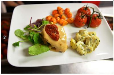 Plateau de canapés variés avec garnitures colorées, incluant crevettes, fromage, légumes, œufs de poisson et herbes.