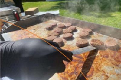 Plateau de canapés variés avec garnitures colorées, incluant crevettes, fromage, légumes, œufs de poisson et herbes.