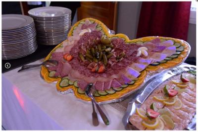 Plateau de canapés variés avec garnitures colorées, incluant crevettes, fromage, légumes, œufs de poisson et herbes.