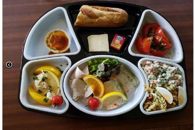 Plateau de canapés variés avec garnitures colorées, incluant crevettes, fromage, légumes, œufs de poisson et herbes.