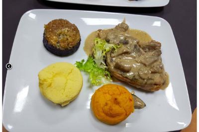 Plateau de canapés variés avec garnitures colorées, incluant crevettes, fromage, légumes, œufs de poisson et herbes.