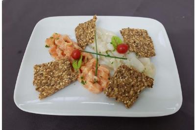 Plateau de canapés variés avec garnitures colorées, incluant crevettes, fromage, légumes, œufs de poisson et herbes.