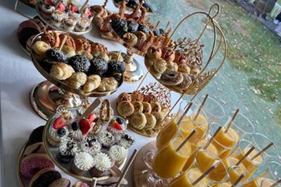 Plateau de canapés variés avec garnitures colorées, incluant crevettes, fromage, légumes, œufs de poisson et herbes.