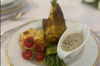 Plateau de canapés variés avec garnitures colorées, incluant crevettes, fromage, légumes, œufs de poisson et herbes.